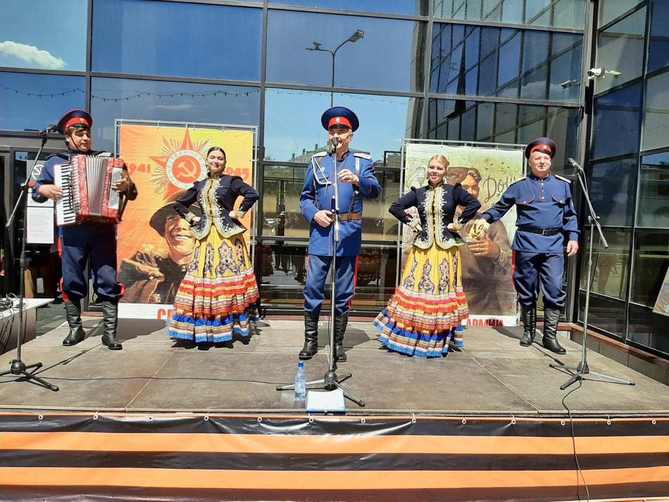 Ансамбль «Вольница» выступил для гостей экспозиции «Поезд Победы» Ансамбль «Вольница» выступил для гостей экспозиции «Поезд Победы»