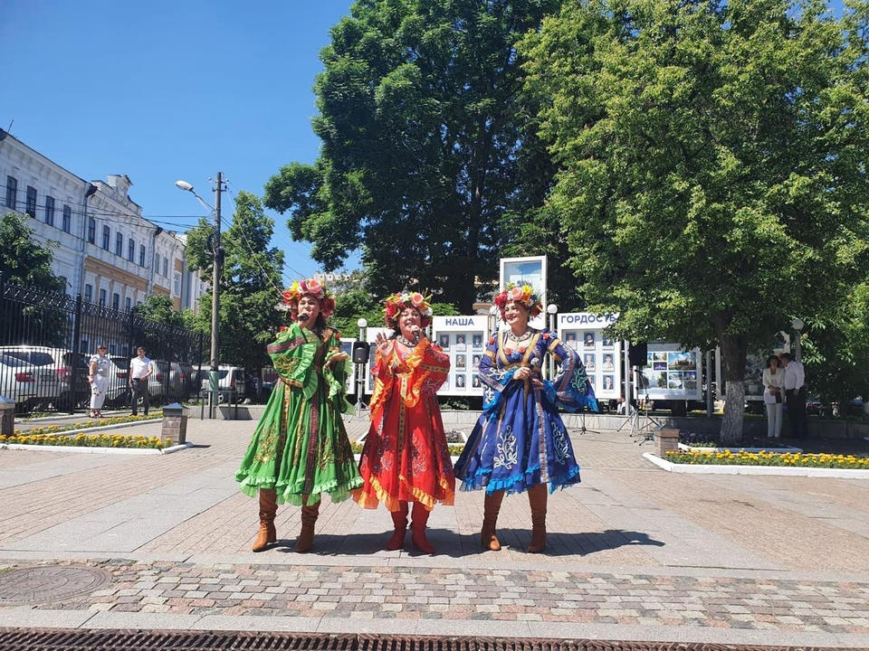 Солистки ансамбля «Злато-Серебро» выступили на торжественном открытии Галереи Почёта Ленинского района Солистки ансамбля «Злато-Серебро» выступили на торжественном открытии Галереи Почёта Ленинского района