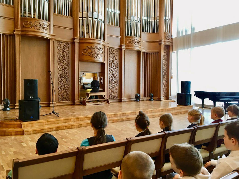 Пензенские школьники продолжают знакомиться с пензенским органом Пензенские школьники продолжают знакомиться с пензенским органом