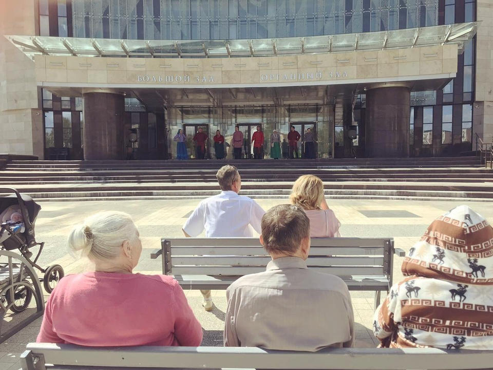 Ансамбль «Миряне» выступил с музыкально-игровой программой для детей и взрослых Ансамбль «Миряне» выступил с музыкально-игровой программой для детей и взрослых