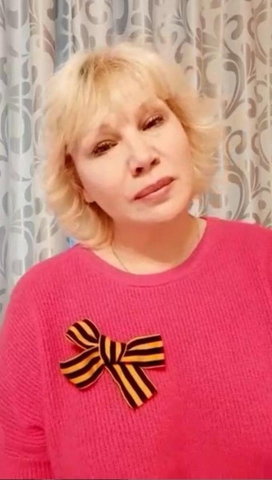 Заслуженная артистка России Елена Сафронова исполнила песню «Синий платочек» Заслуженная артистка России Елена Сафронова исполнила песню «Синий платочек»