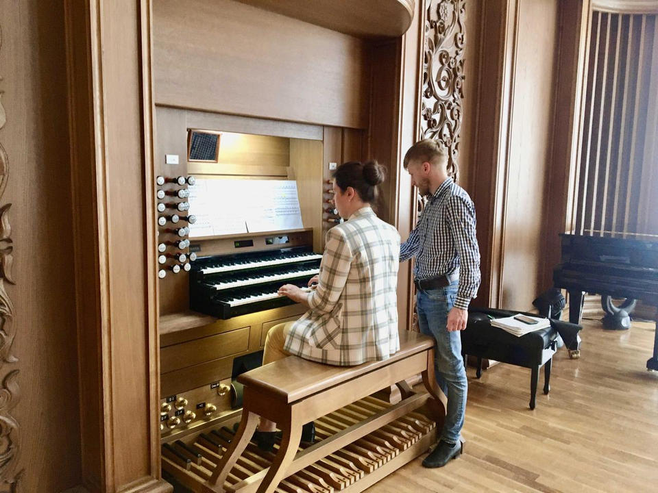 Дина Ихина и Денис Маханьков приступили к репетициям в Органном зале филармонии Дина Ихина и Денис Маханьков приступили к репетициям в Органном зале филармонии