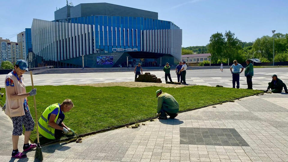 На площади перед ККЗ «Пенза» к фестивалю «Jazz May» расстелили зелёный газон На площади перед ККЗ «Пенза» к фестивалю «Jazz May» расстелили зелёный газон