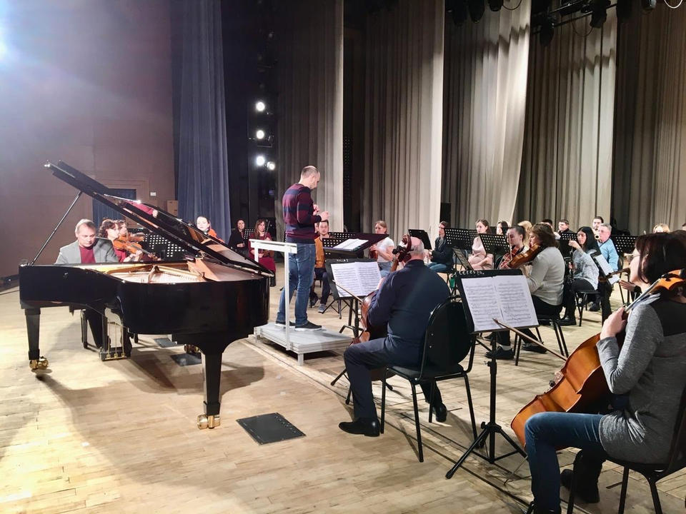 Симфонический оркестр п/у Вячеслава Филиппенкова и Сергей Суднев готовятся к концерту Симфонический оркестр п/у Вячеслава Филиппенкова и Сергей Суднев готовятся к концерту