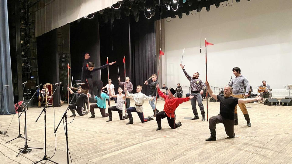 Ансамбль песни и танца «Казачья застава» готовится к программе «Эх, дороги…» Ансамбль песни и танца «Казачья застава» готовится к программе «Эх, дороги…»