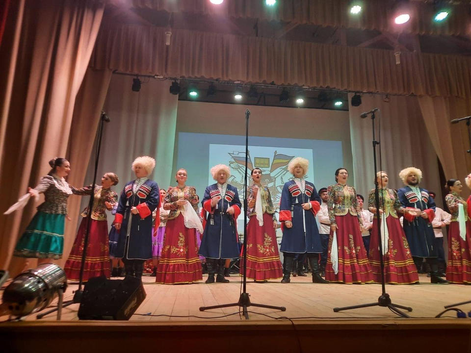Ансамбль песни и танца «Казачья застава» выступил в Шемышейке Ансамбль песни и танца «Казачья застава» выступил в Шемышейке