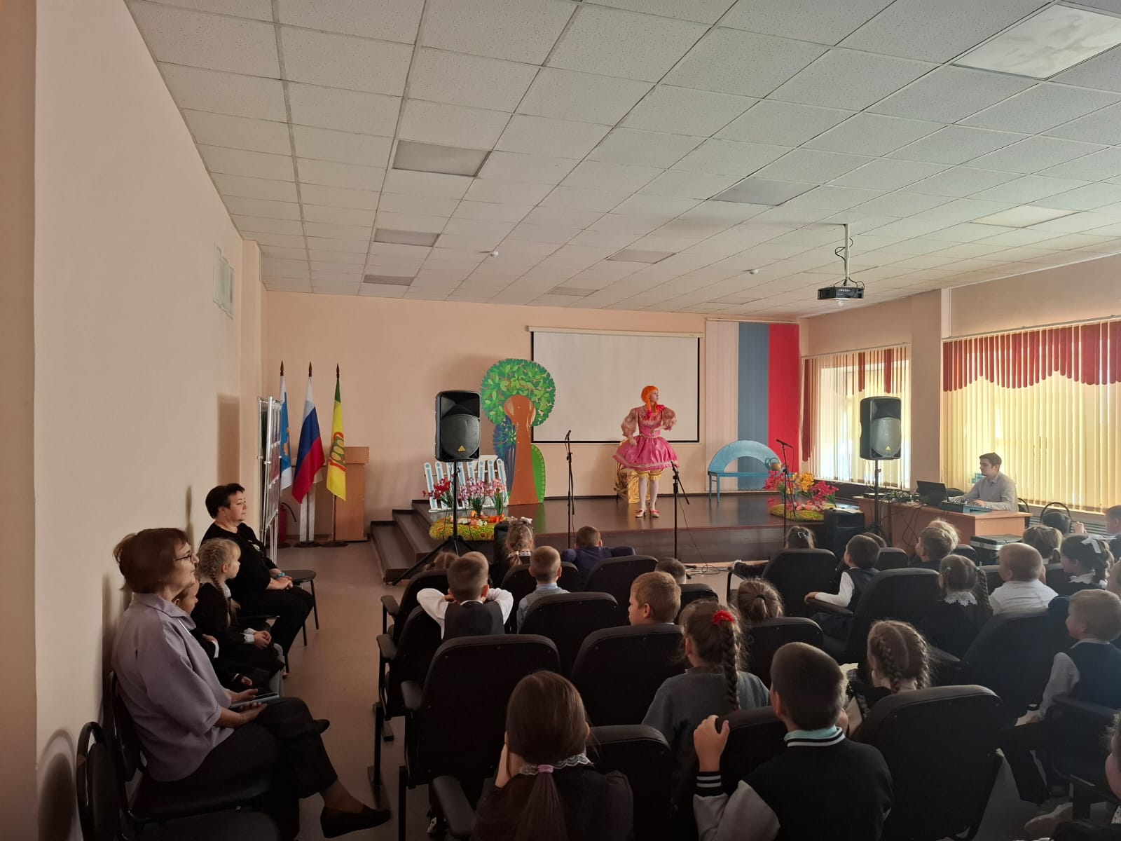 Группа «Калейдоскоп» выступила для ребят из школы села Алферьевка Группа «Калейдоскоп» выступила для ребят из школы села Алферьевка