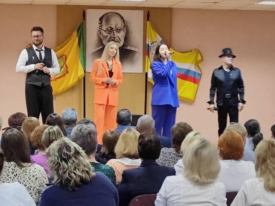 Солисты ансамбля «Экспресс-бэнд» поздравили медицинских работников с профессиональным праздником Солисты ансамбля «Экспресс-бэнд» поздравили медицинских работников с профессиональным праздником