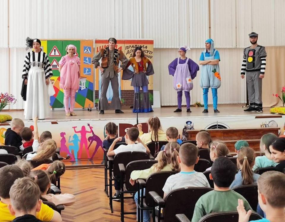 Группа «Калейдоскоп» продолжает знакомить юных пензенцев с правилами дорожного движения Группа «Калейдоскоп» продолжает знакомить юных пензенцев с правилами дорожного движения