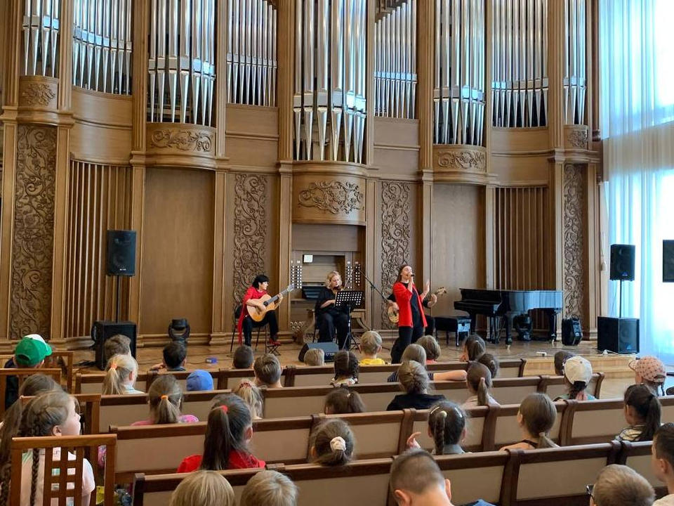 С музыкальной программой «Вот оно какое наше лето!» выступил творческий коллектив «Экспромт» С музыкальной программой «Вот оно какое наше лето!» выступил творческий коллектив «Экспромт»