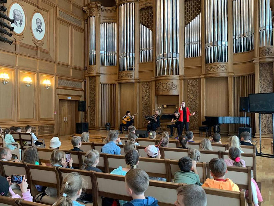 С программой «Вот оно какое, наше лето» для юных зрителей выступил коллектив «Экспромт» С программой «Вот оно какое, наше лето» для юных зрителей выступил коллектив «Экспромт»