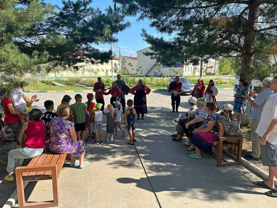 Ансамбль русской этнической музыки «Миряне» выступили в ПВР в Леонидовке Ансамбль русской этнической музыки «Миряне» выступили в ПВР в Леонидовке