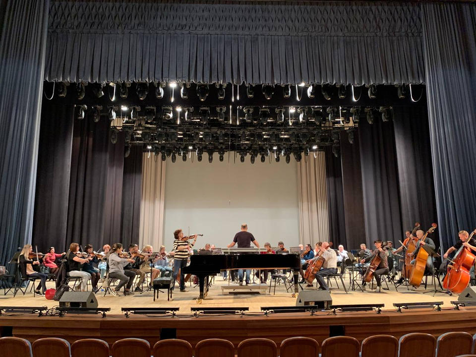 Оркестр Губернаторской симфонической капеллы готовится к открытию юбилейного сезона Оркестр Губернаторской симфонической капеллы готовится к открытию юбилейного сезона