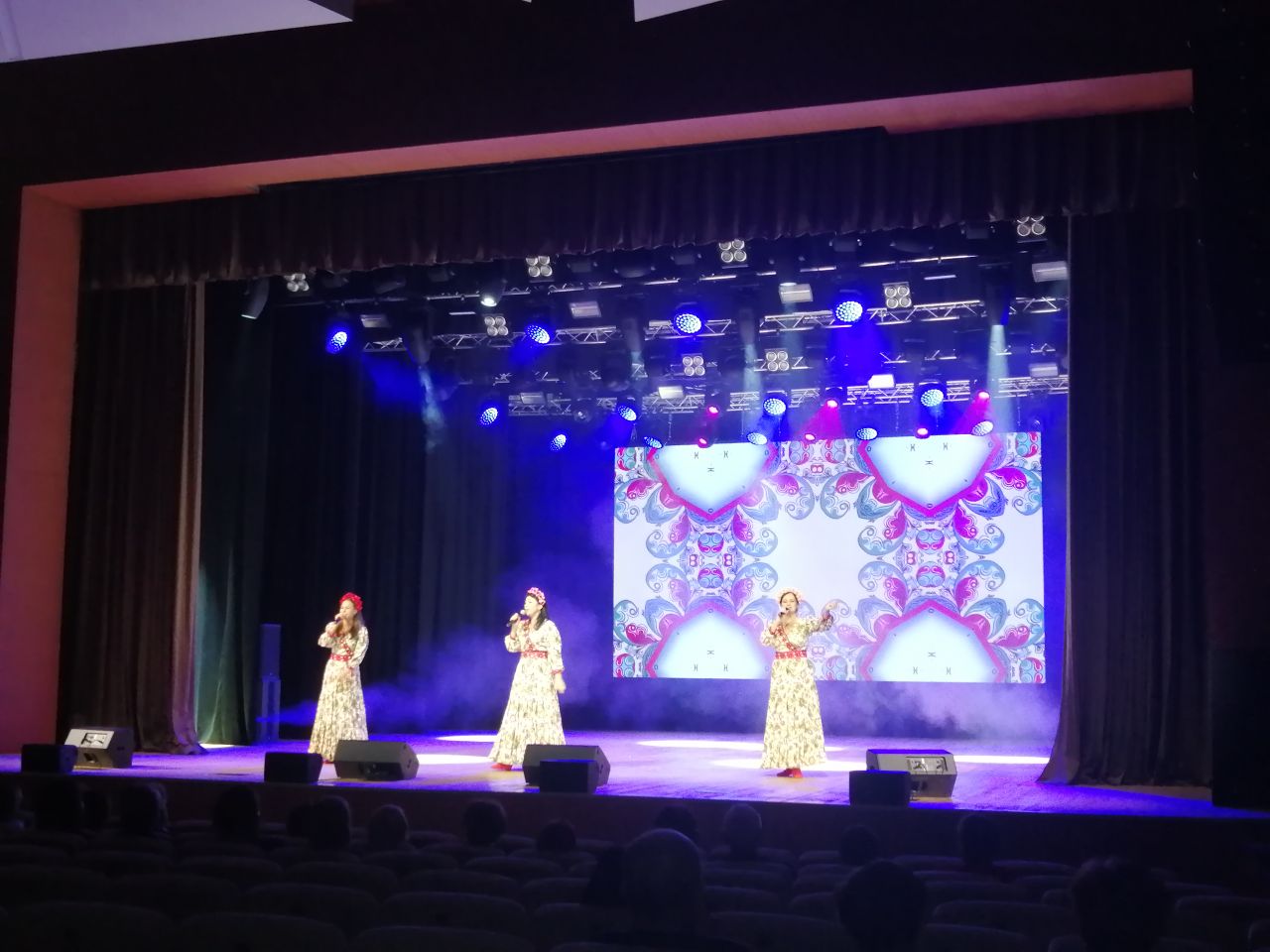 Ансамбль «Злато-Серебро» принял участие в благотворительном концерте «Поможем СВОим» Ансамбль «Злато-Серебро» принял участие в благотворительном концерте «Поможем СВОим»