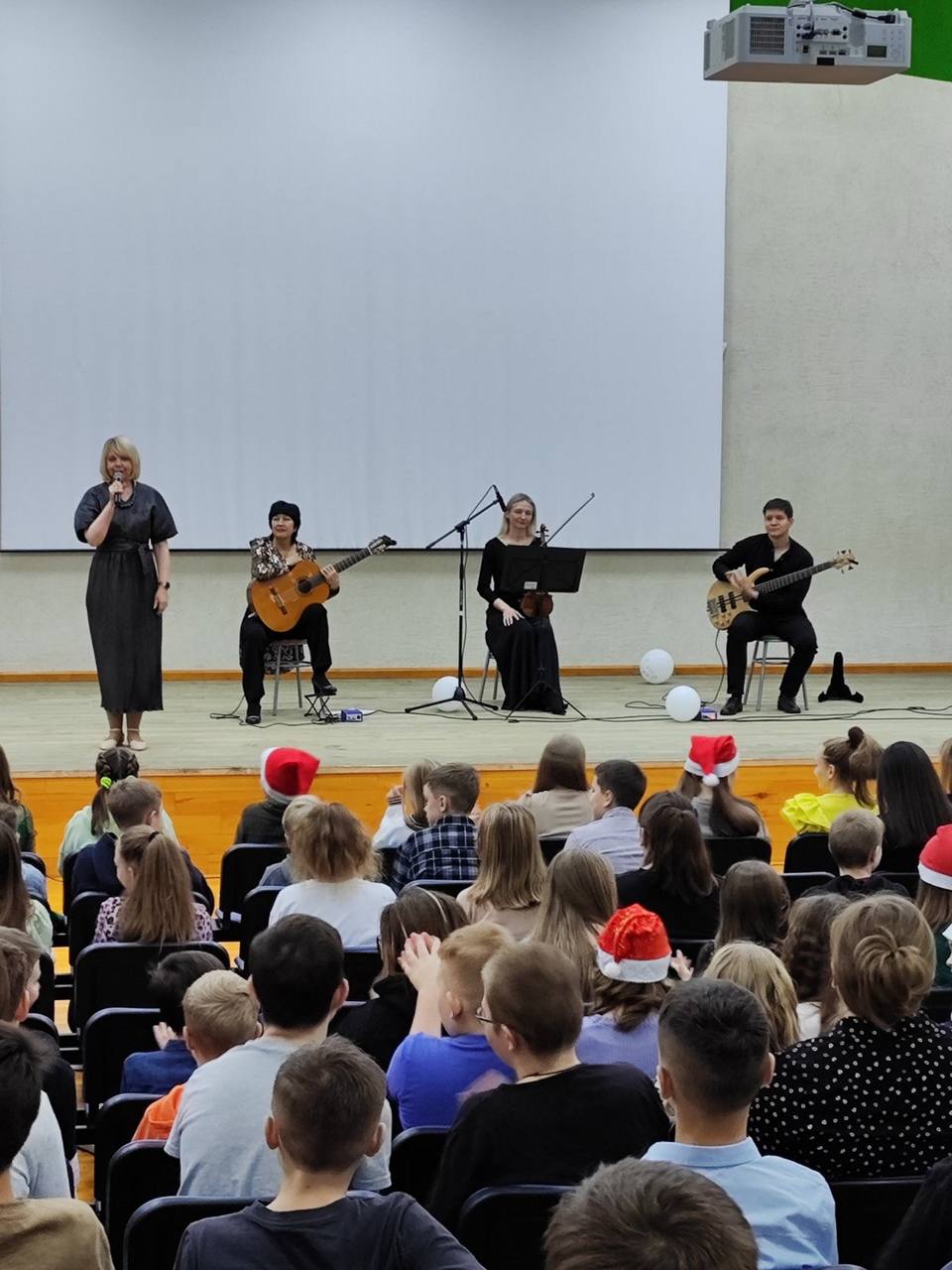 Артисты «Пензаконцерта» поздравили с наступающим Новым годом учащихся школы г. Спутника Артисты «Пензаконцерта» поздравили с наступающим Новым годом учащихся школы г. Спутника