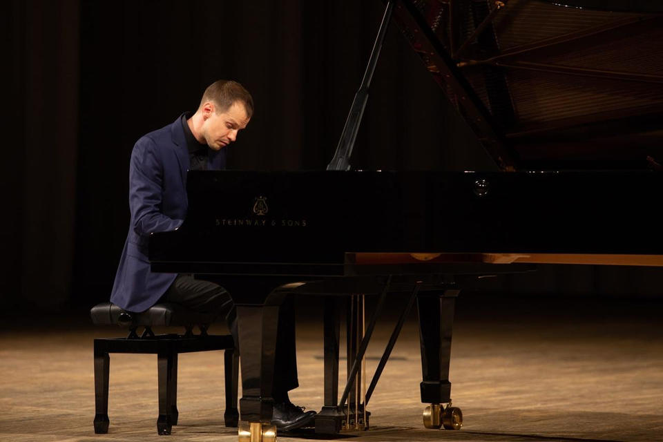 Пензенский пианист Роман Глазков исполнил Баха в областной филармонии (Телеканал