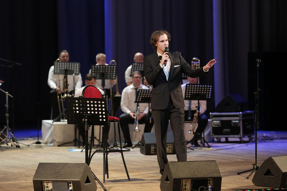 Романтические хиты «золотой» джазовой эпохи прозвучали в филармонии (ТВ-Экспресс) Романтические хиты «золотой» джазовой эпохи прозвучали в филармонии (ТВ-Экспресс)