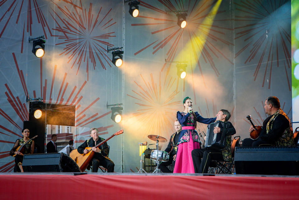 Марта Серебрякова и ансамбль народных инструментов «Губерния» приняли участие в праздничном концерте к 80-летию Победы в Курской битве Марта Серебрякова и ансамбль народных инструментов «Губерния» приняли участие в праздничном концерте к 80-летию Победы в Курской битве