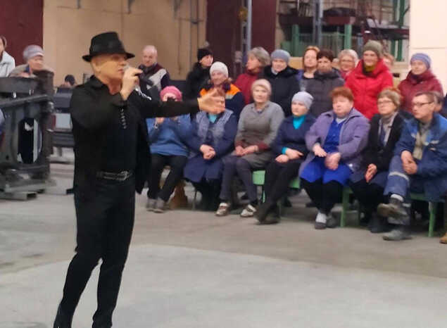 Солисты эстрадно-джазового ансамбля «Экспресс-бэнд» выступили в ПАО «Пензмаш»