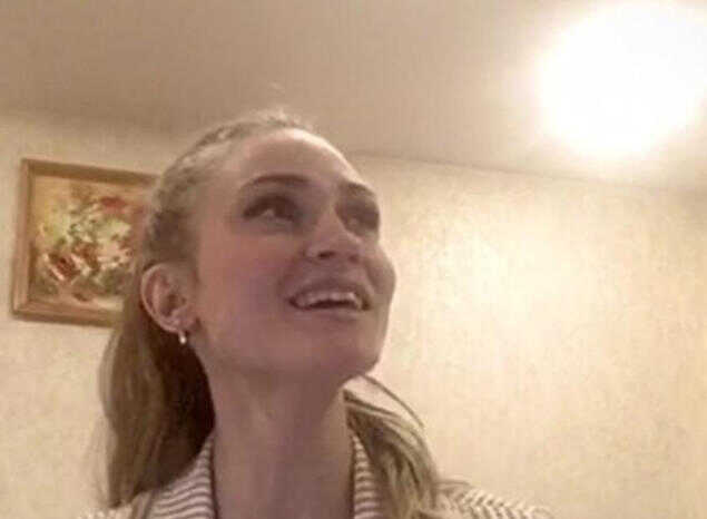 Артистка ансамбля «Казачья застава» Мария Медведева исполнила песню «На побывку едет молодой моряк»
