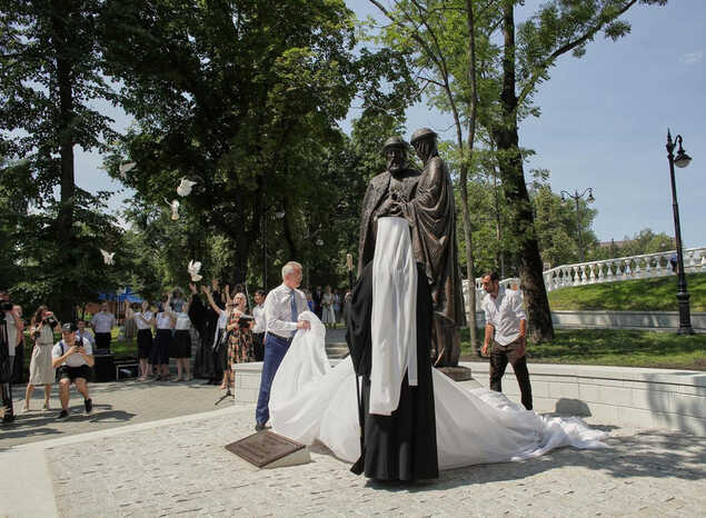 В День семьи, любви и верности в Пензе торжественно открыли памятник святым Петру и Февронии Муромским