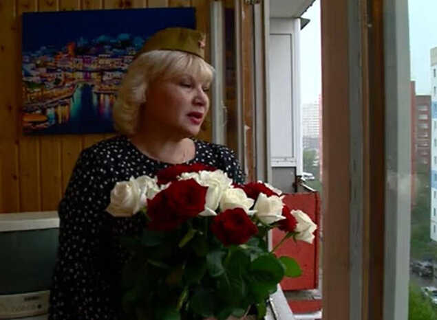 Заслуженная артистка России Елена Сафронова приняла участие в акции #ПоёмДеньПобеды (сюжет 11 канала)