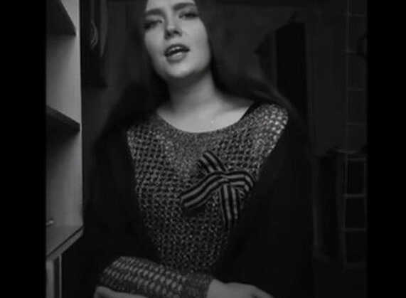 Солистка ансамбля «Вольница» Маргарита Артомина исполняет песню «Журавли»