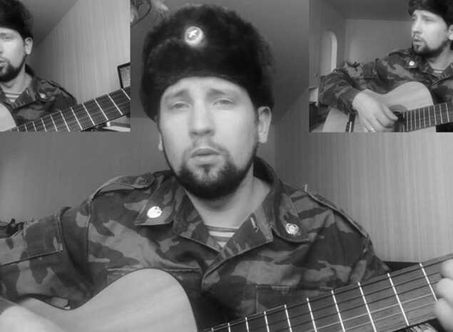 Артист ансамбля песни и танца «Казачья застава» Александр Дьяконов исполнил песню «На поле танки грохотали»