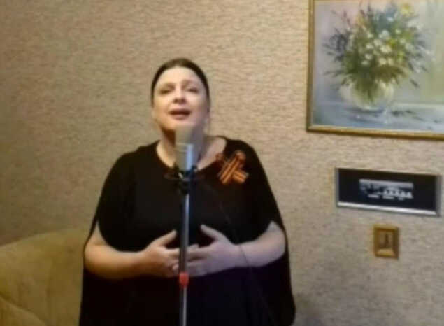 Артистка академического хора Губернаторской симфонической капеллы Екатерина Бородина исполнила песню «Если б не было войны»