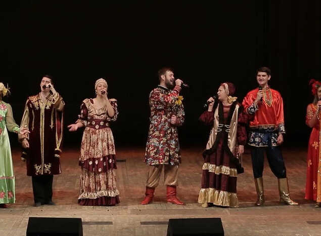 Артисты группы «Калейдоскоп» исполняют песню «Росиночка»