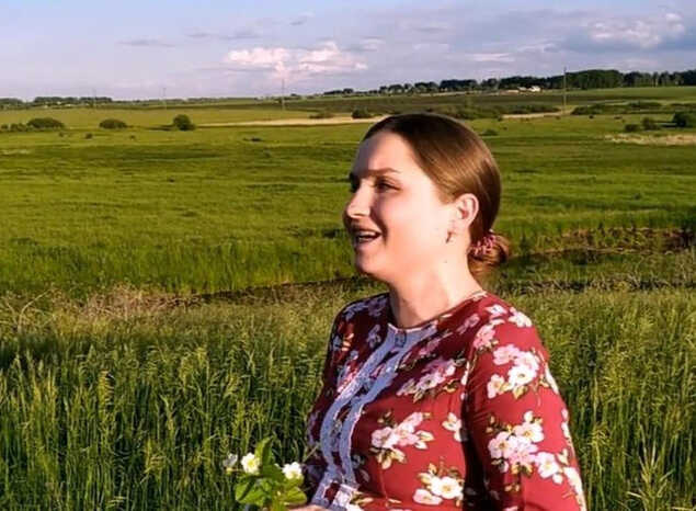 Артистка ансамбля «Миряне» Анна Московкина исполнила песню «Гляжу в озёра синие»