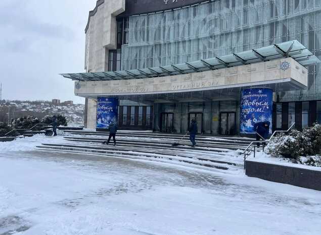 На территории «Пензаконцерта» проведены работы по уборке снега