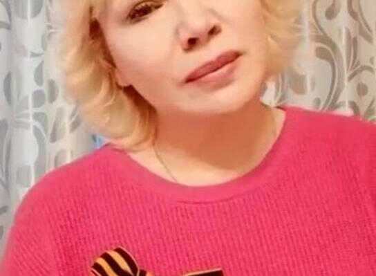 Заслуженная артистка России Елена Сафронова исполнила песню «Синий платочек»