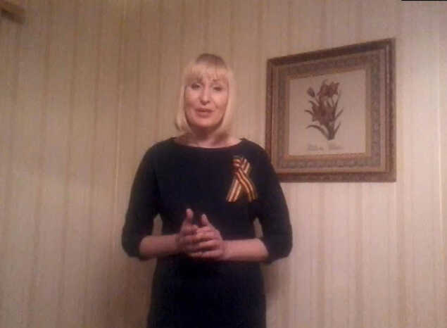 Марианна Золотарёва исполняет песню «Давно мы дома не были»