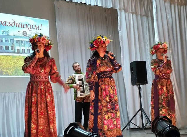 Ансамбль «Злато - Серебро» выступил для сотрудников Нижнеломовского электромеханического завода