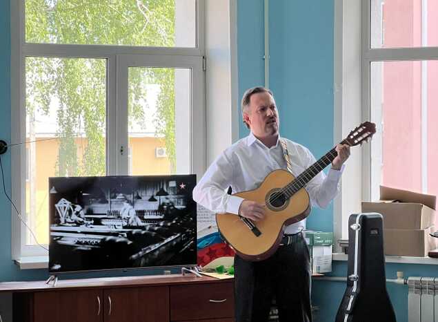 Артист академического хора Сергей Евстигнеев выступил в госпитале