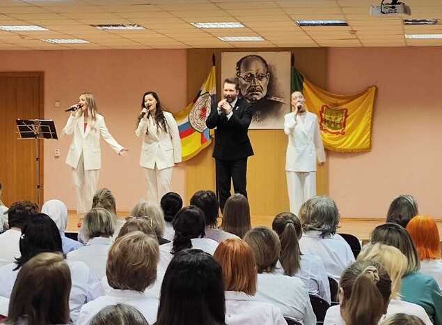 Солисты ансамбля «Экспресс-бэнд» выступили для сотрудников больницы им. Н.Н. Бурденко
