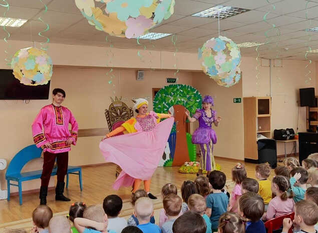 Группа «Калейдоскоп» сыграла спектакль для воспитанников детского сада
