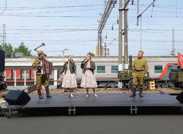 Артисты «Пензаконцерта» встретили «Паровоз Победы»