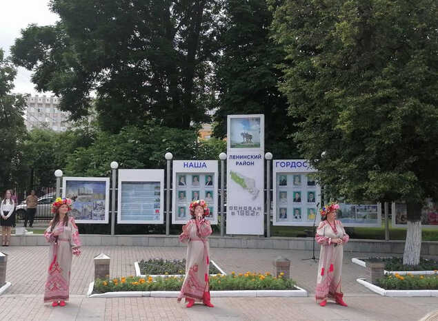 Солистки ансамбля «Злато-Серебро» выступили на открытии Доски почета Ленинского района