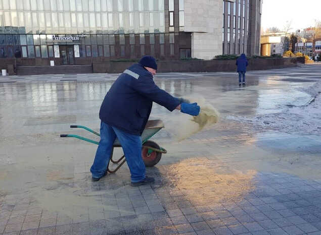 Сотрудники «Пензаконцерта» ежедневно посыпают территорию песком