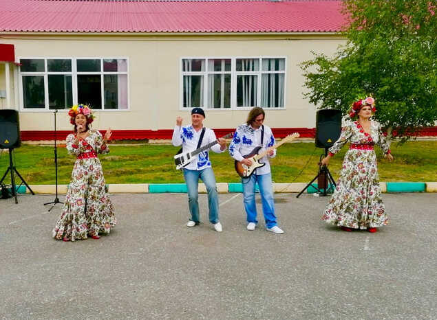 Артисты ансамбля «Злато-Серебро» выступили в Леонидовке