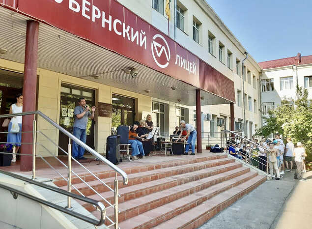 Творческий коллектив «Экспромт» выступил в Губернском лицее