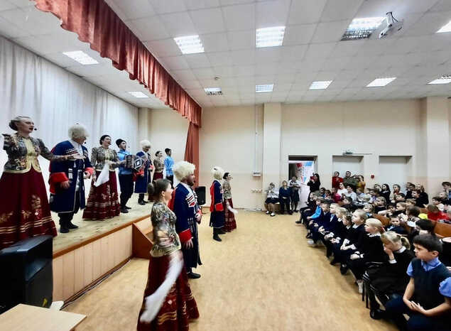 «Казачья застава» выступила в средней школе с. Воскресеновка