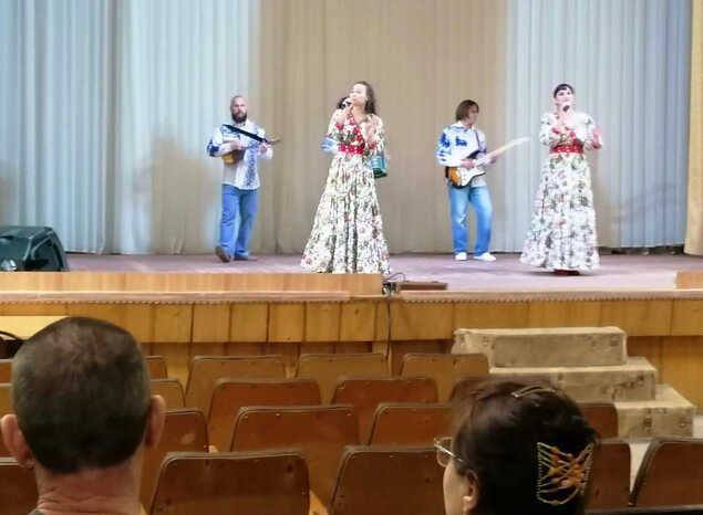 Артисты ансамбля «Злато-Серебро» выступили в санатории «Берёзовая роща»