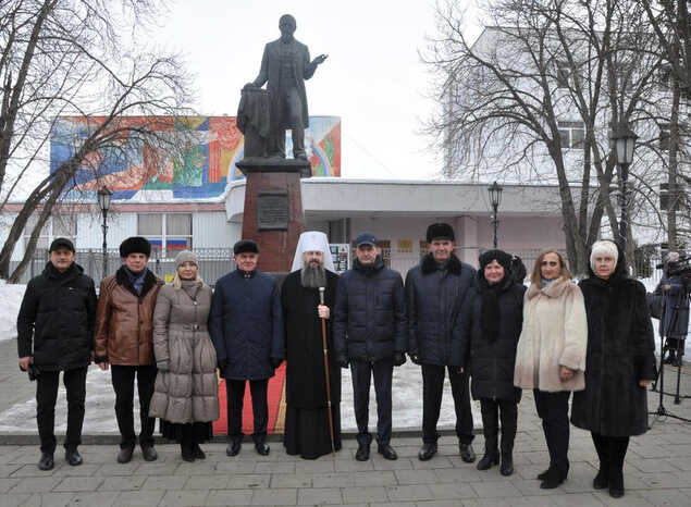 В Пензе состоялось торжественное возложение цветов к памятнику В.О. Ключевскому, посвящённое 180-летию со дня его рождения