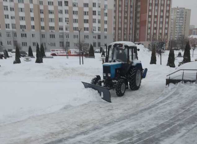 Сотрудники «Пензаконцерта» ведут работы по уборке снега