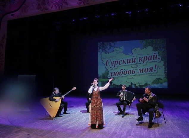 Марта Серебрякова и ансамбль «Губернiя» исполняют песню «Красно солнышко»