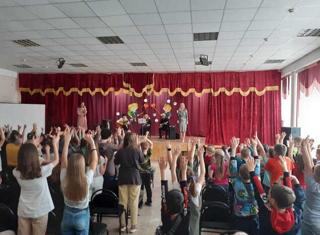 Творческий коллектив «Экспромт» выступил в школе № 57 города Пензы