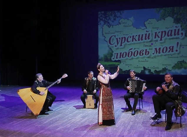 Марта Серебрякова и ансамбль «Губернiя» исполняют песню «Тарантасик»